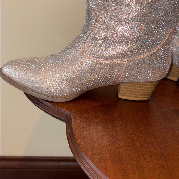 Forever Link rhinestone cowboy boots  silver 8.5”h pull on  1.5”heel pointed toe - Picture 3 of 12